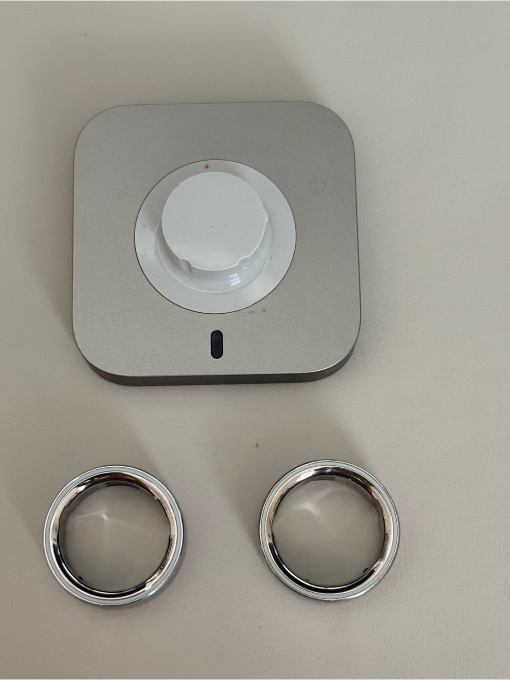 Oura Ring 4 silver Charging Dock with two rings size 8